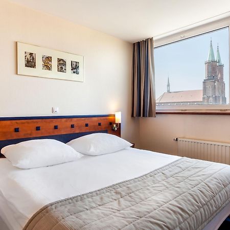 Qubus Hotel Legnica Bagian luar foto