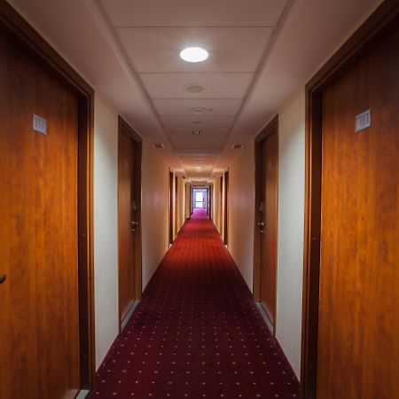 Qubus Hotel Legnica Bagian luar foto