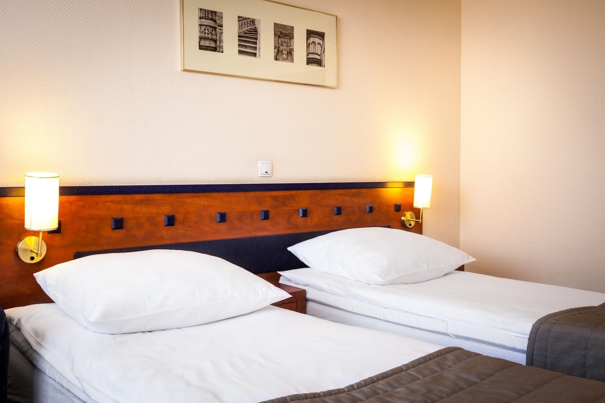 Qubus Hotel Legnica Bagian luar foto