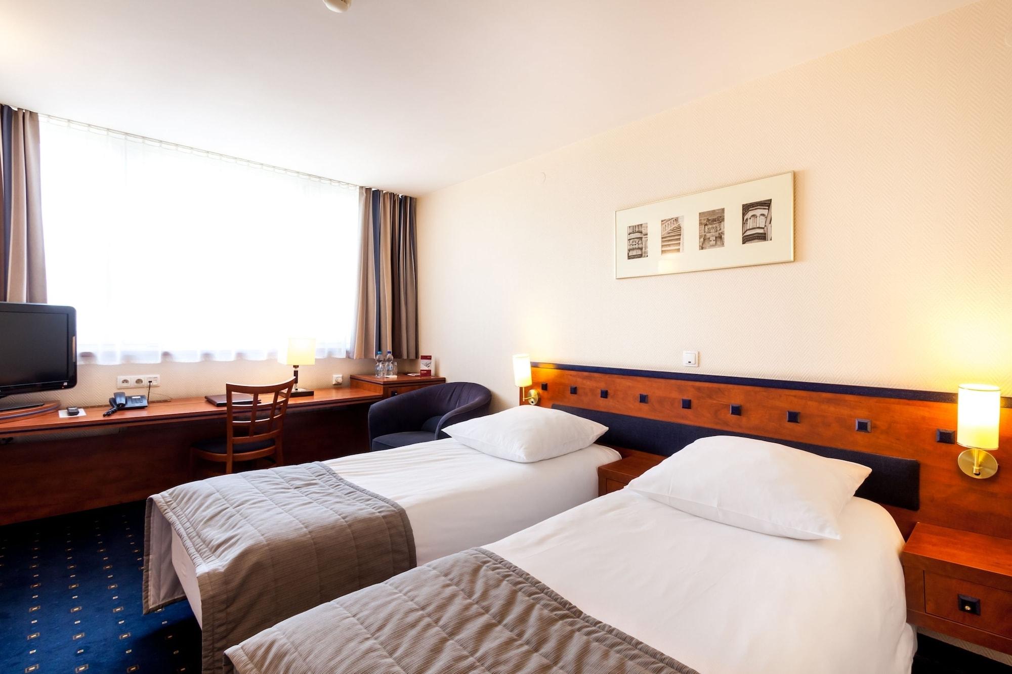 Qubus Hotel Legnica Bagian luar foto