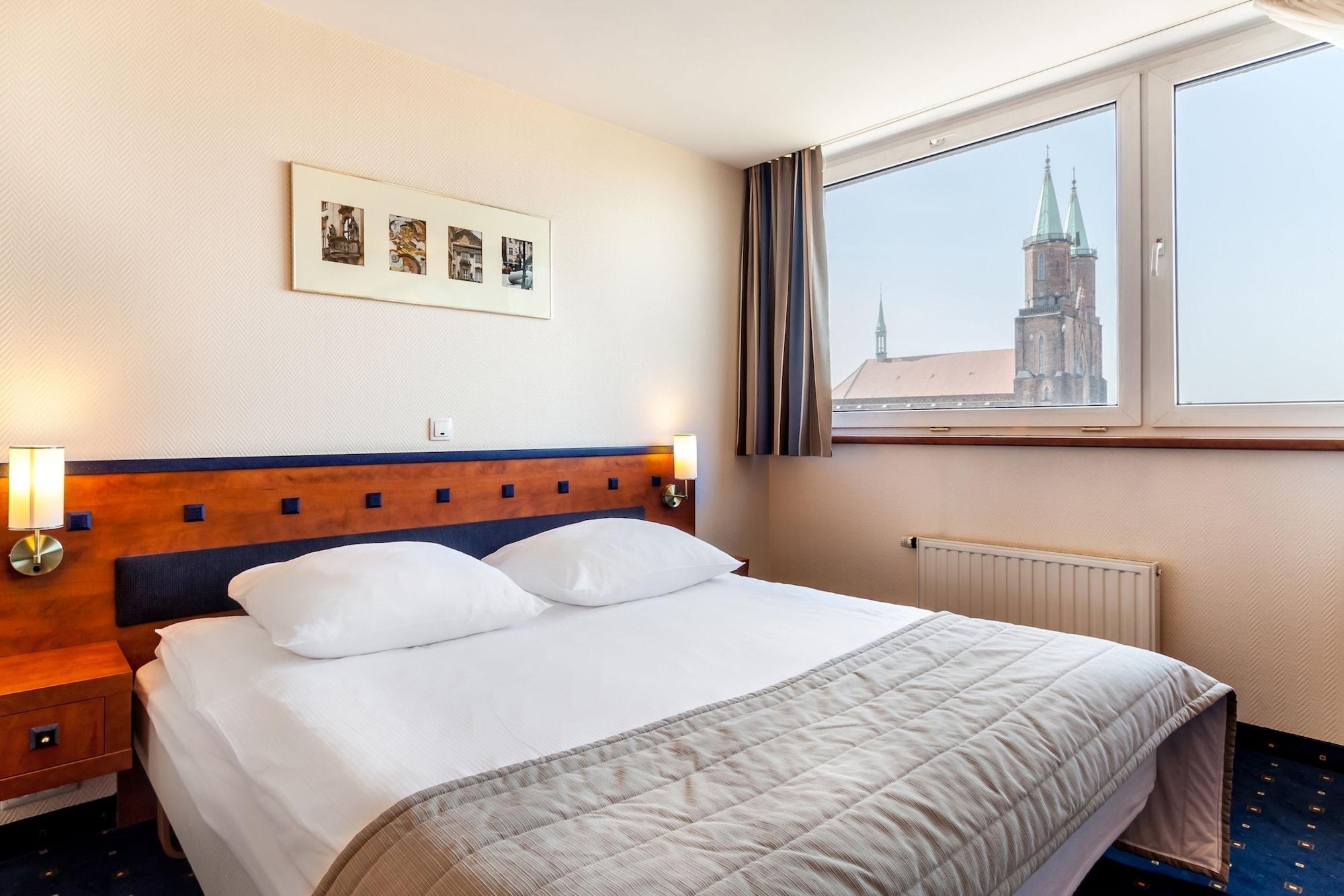 Qubus Hotel Legnica Bagian luar foto