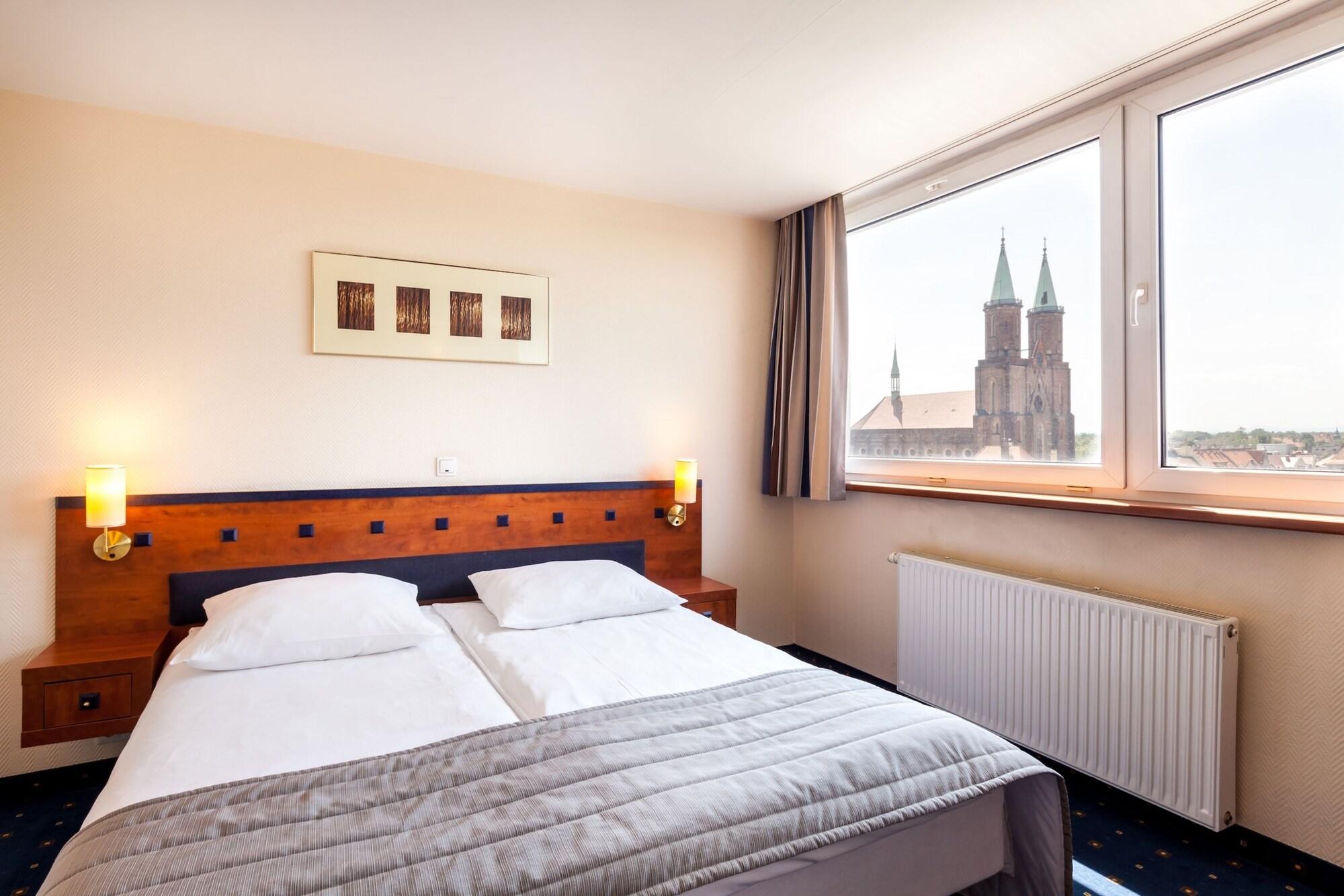 Qubus Hotel Legnica Bagian luar foto