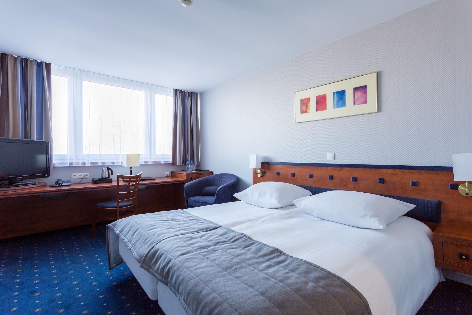 Qubus Hotel Legnica Bagian luar foto
