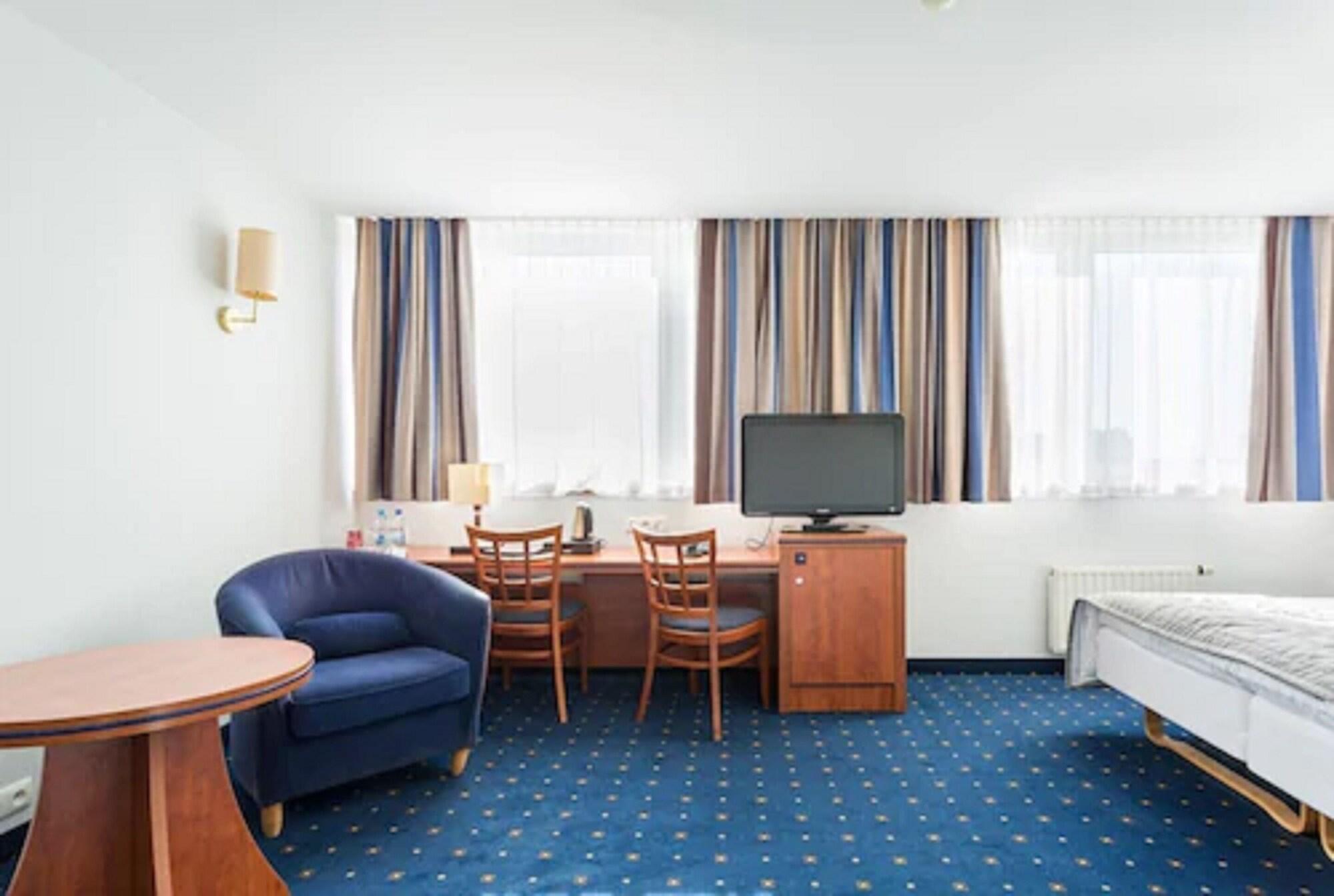 Qubus Hotel Legnica Bagian luar foto