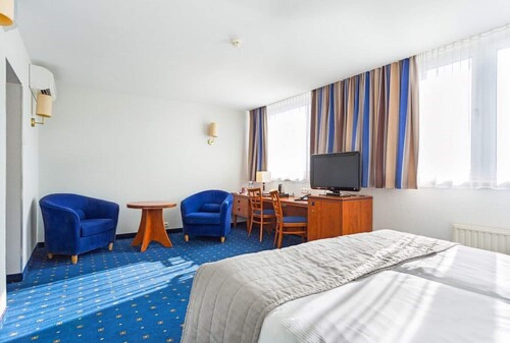 Qubus Hotel Legnica Bagian luar foto