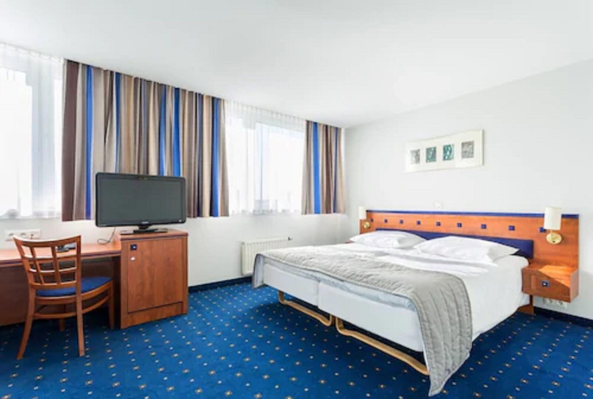 Qubus Hotel Legnica Bagian luar foto