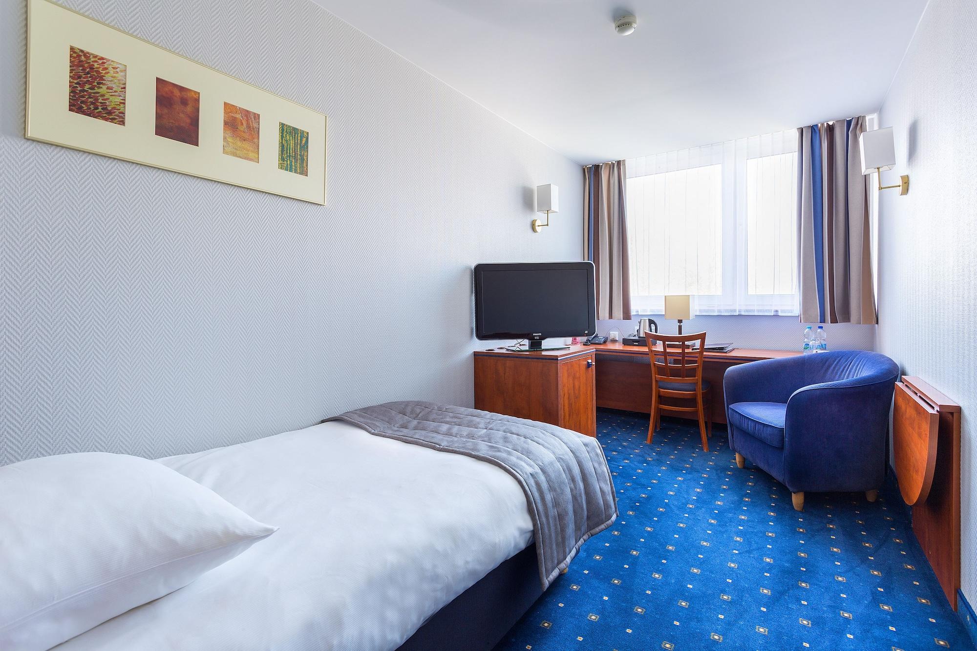 Qubus Hotel Legnica Bagian luar foto