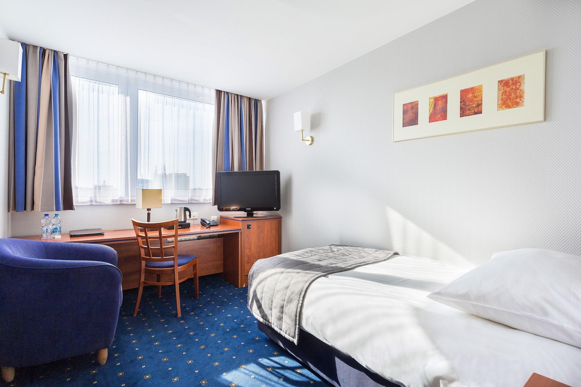 Qubus Hotel Legnica Bagian luar foto