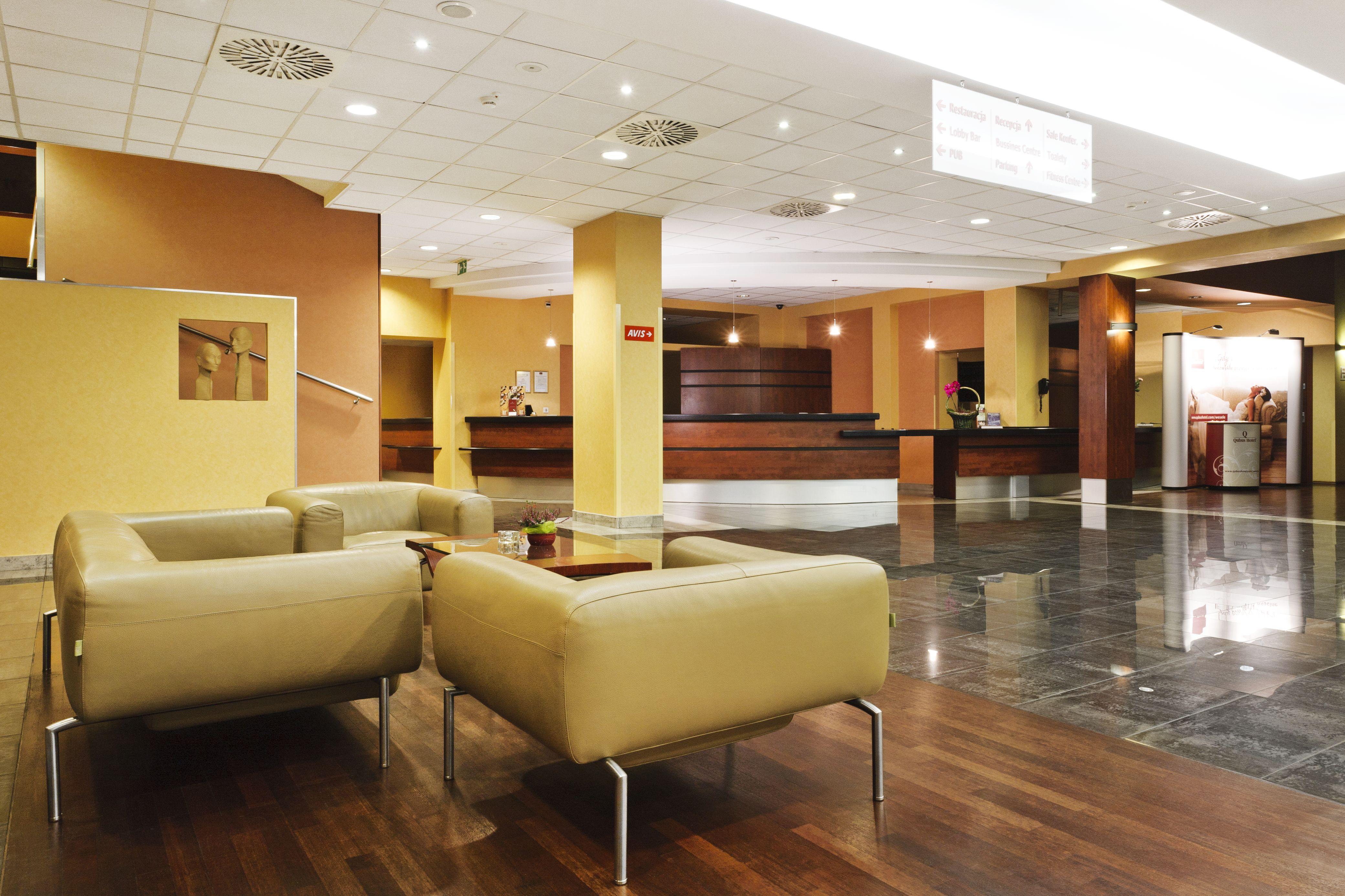 Qubus Hotel Legnica Bagian luar foto