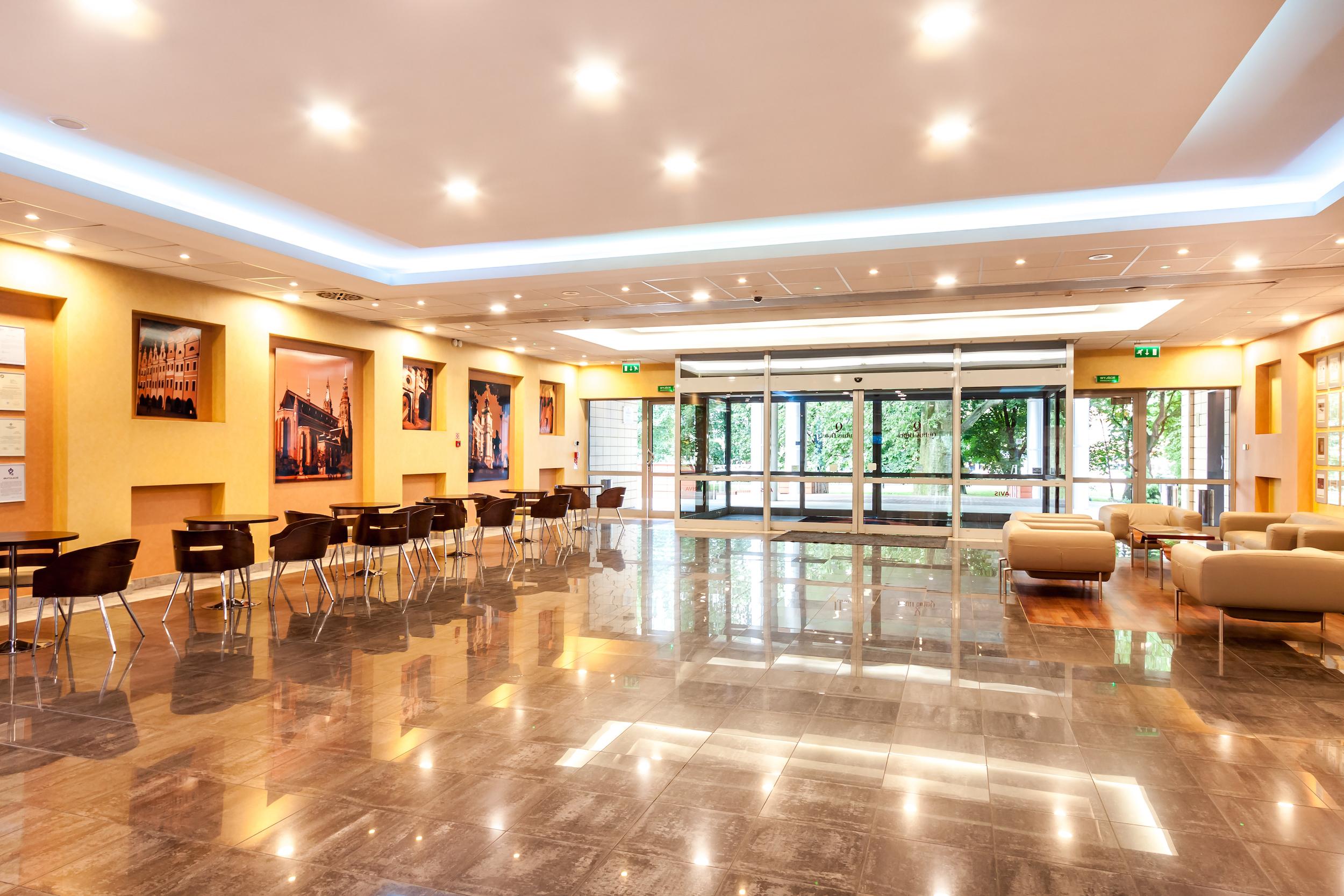 Qubus Hotel Legnica Bagian luar foto
