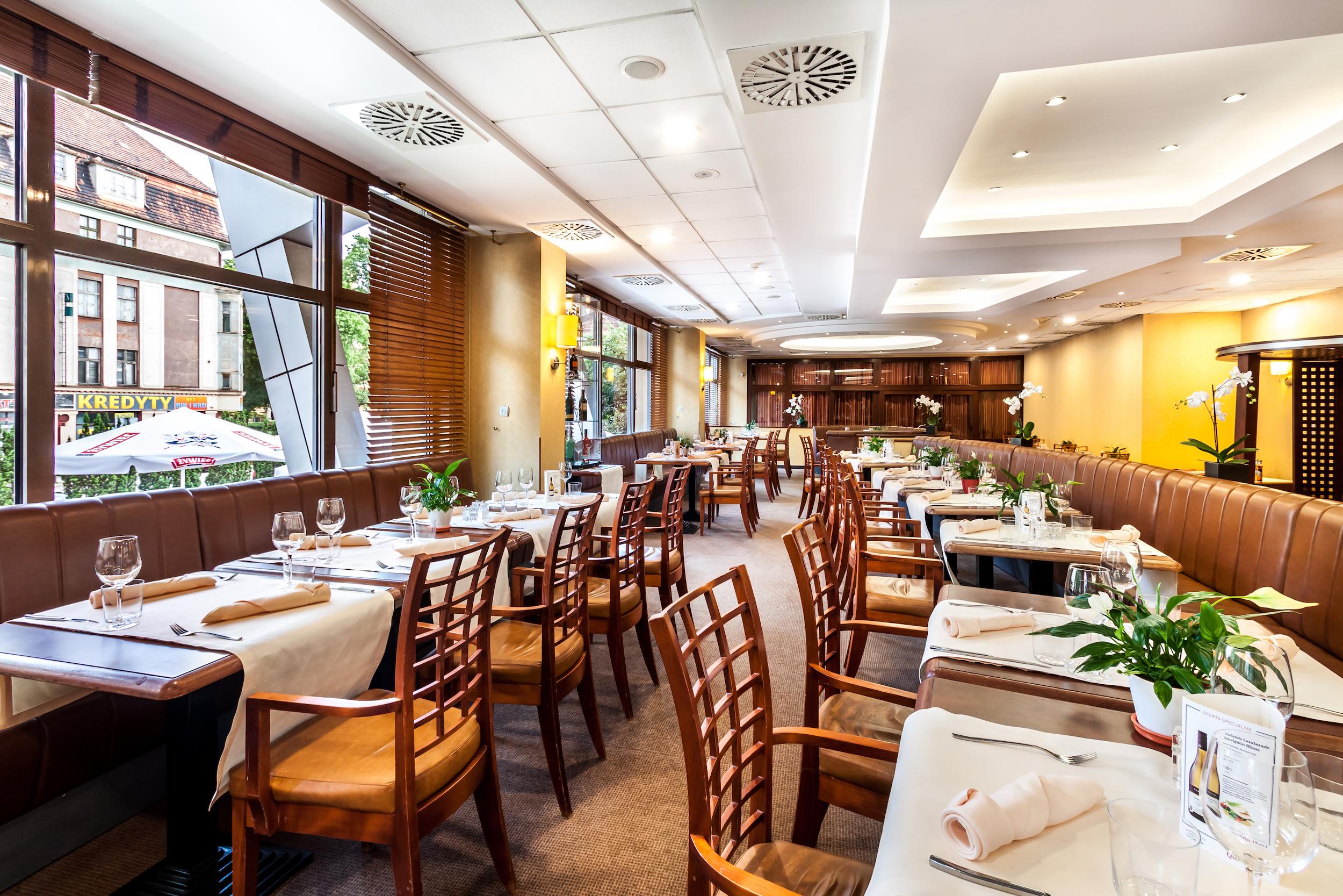 Qubus Hotel Legnica Bagian luar foto