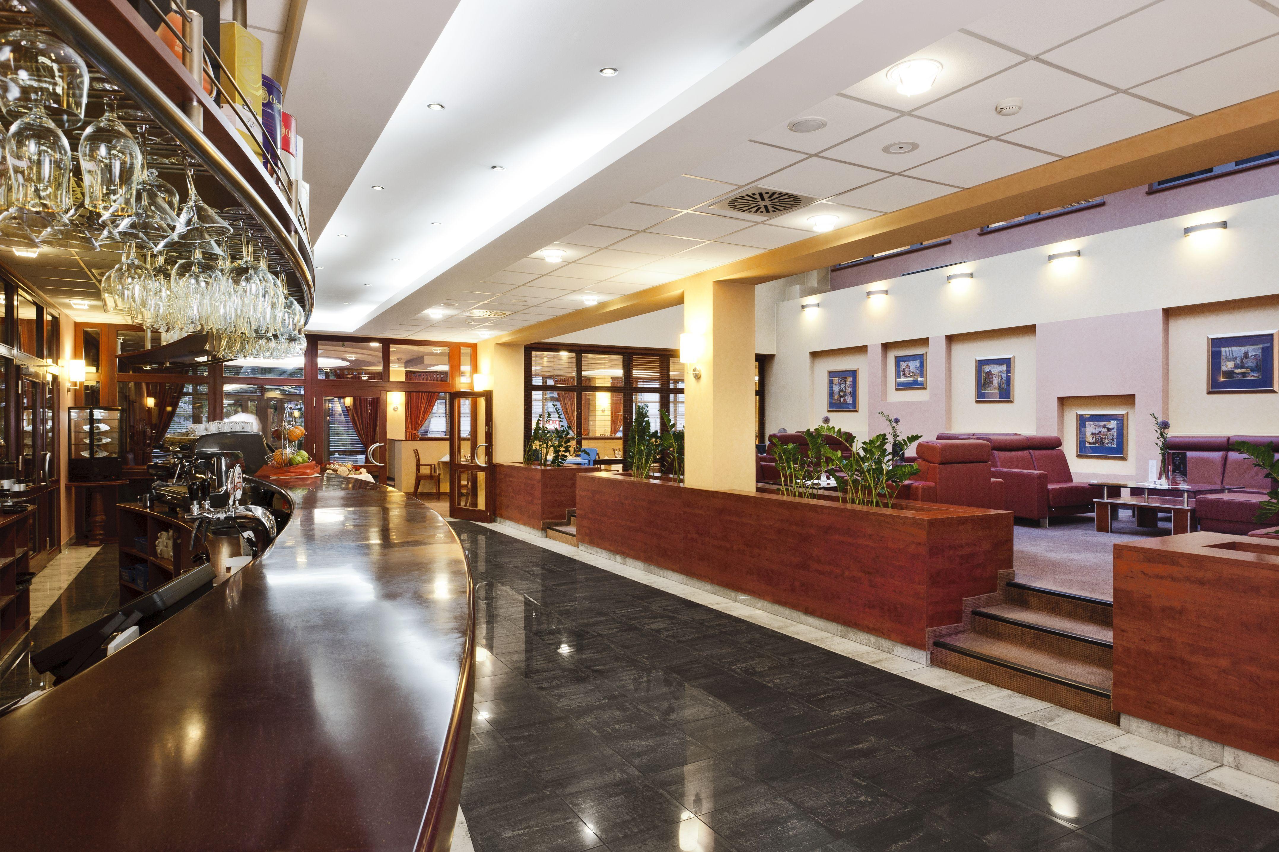 Qubus Hotel Legnica Bagian luar foto