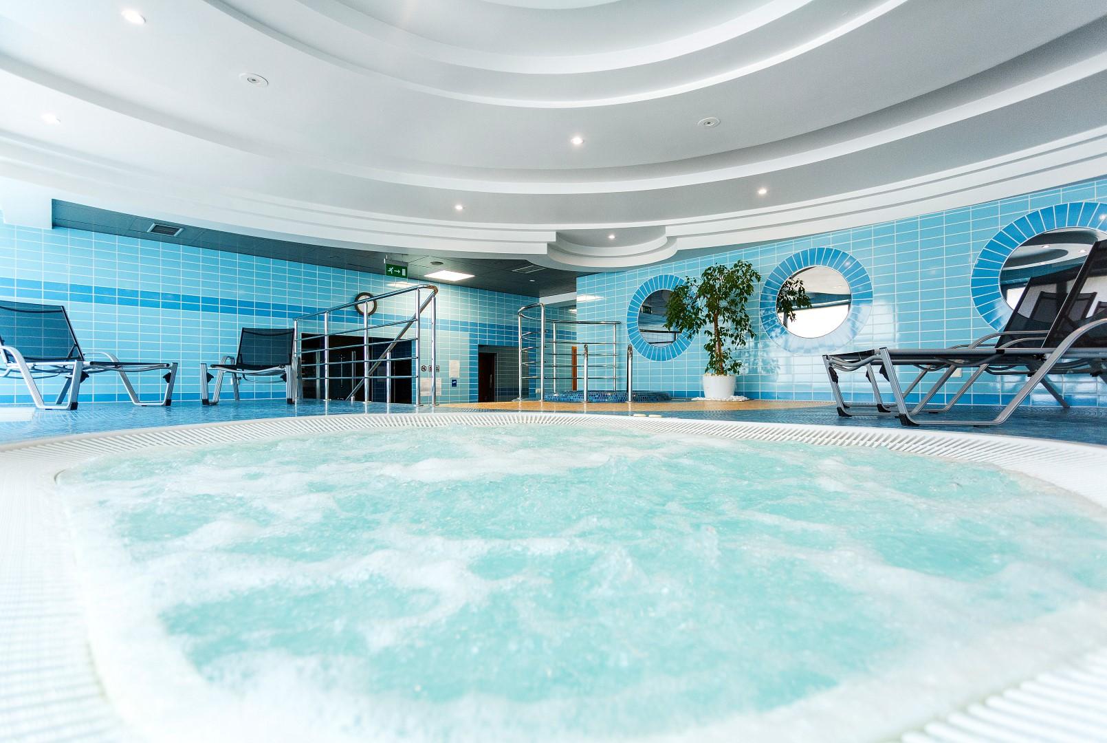 Qubus Hotel Legnica Bagian luar foto