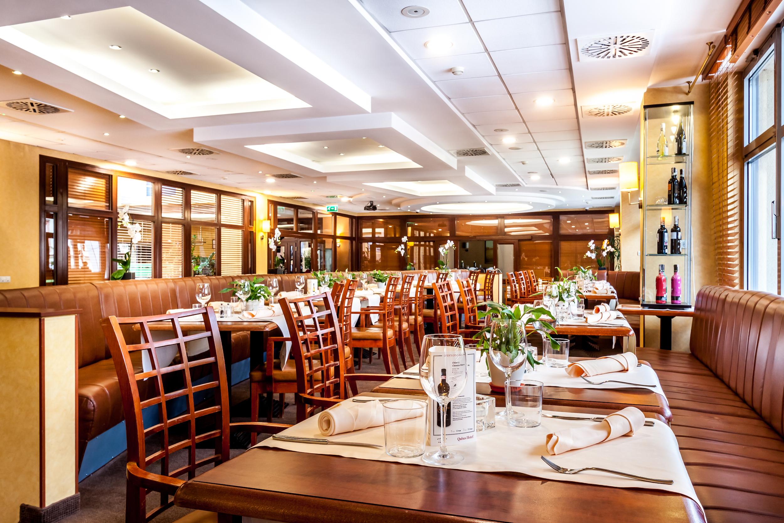 Qubus Hotel Legnica Bagian luar foto