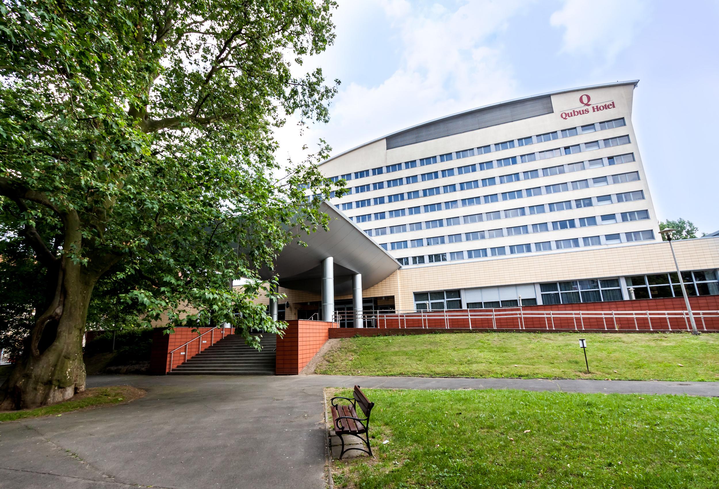 Qubus Hotel Legnica Bagian luar foto