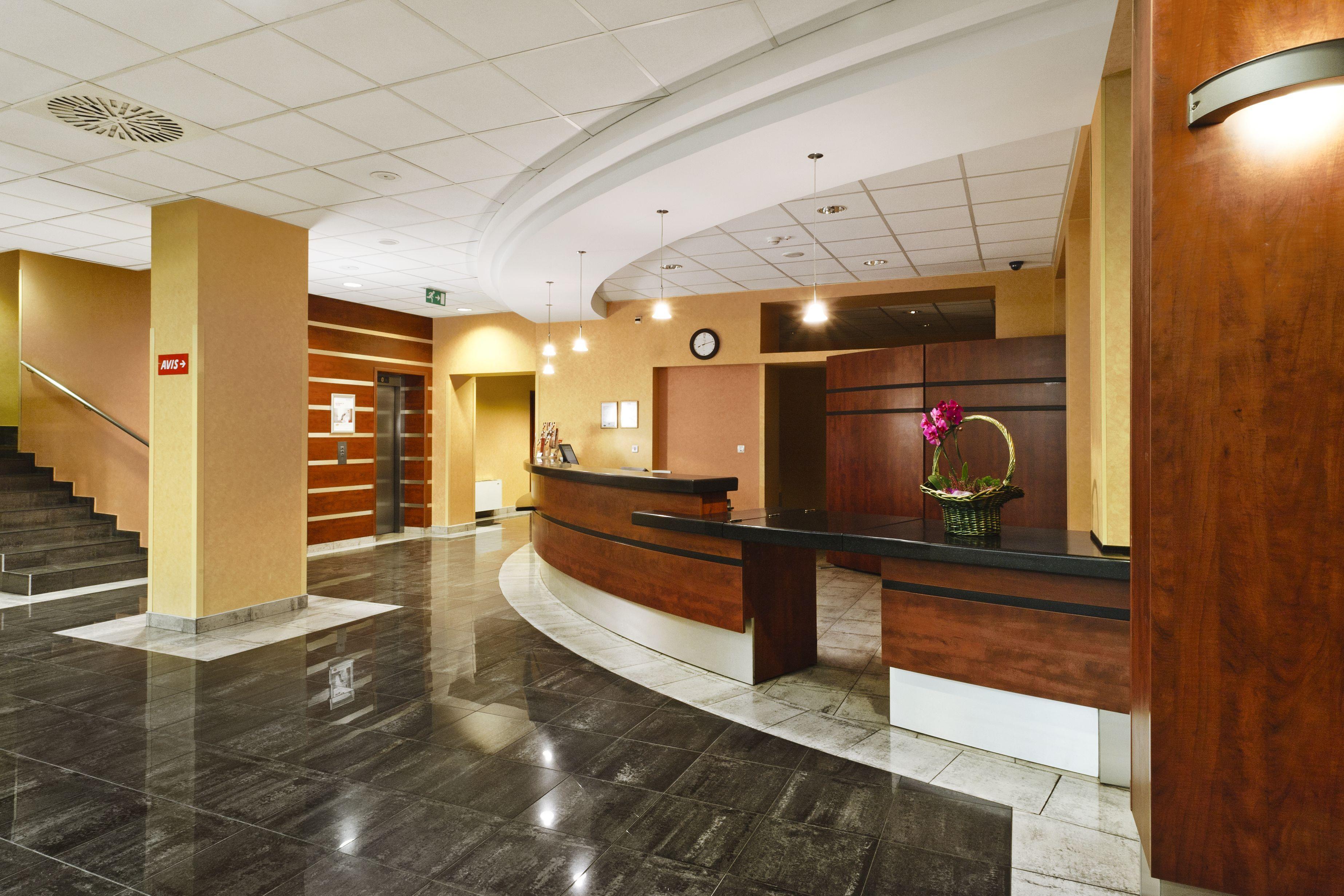 Qubus Hotel Legnica Bagian luar foto