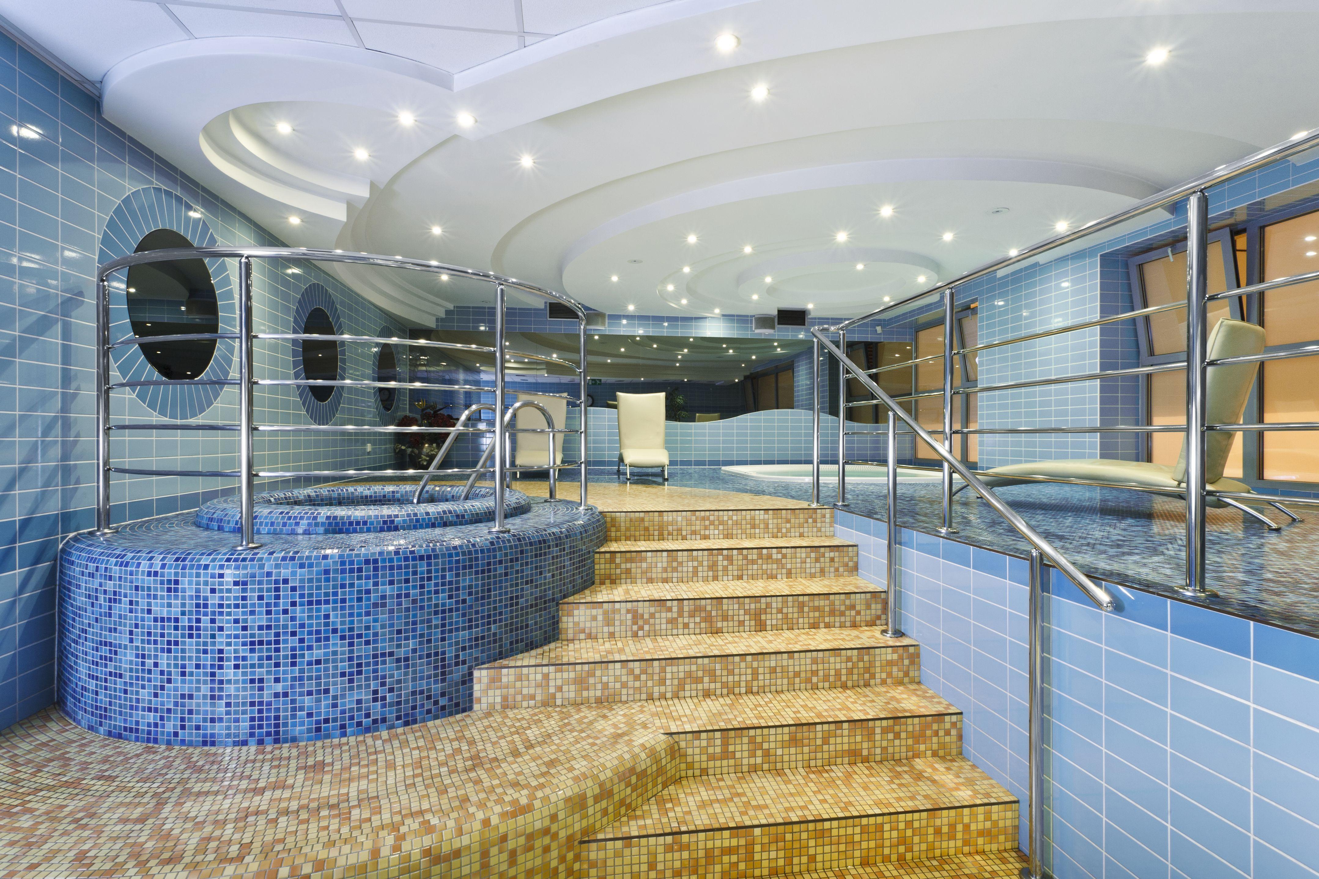 Qubus Hotel Legnica Bagian luar foto