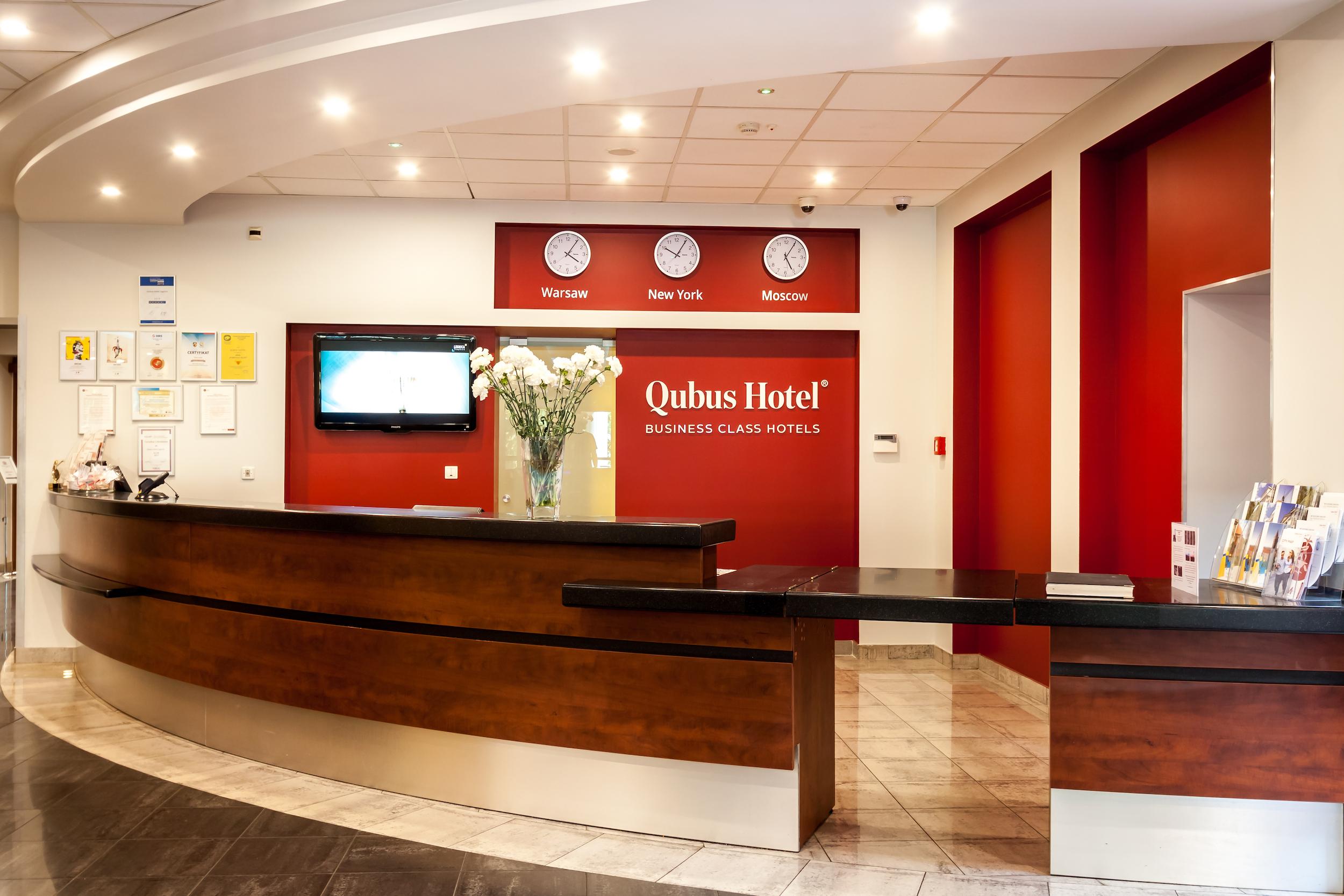 Qubus Hotel Legnica Bagian luar foto