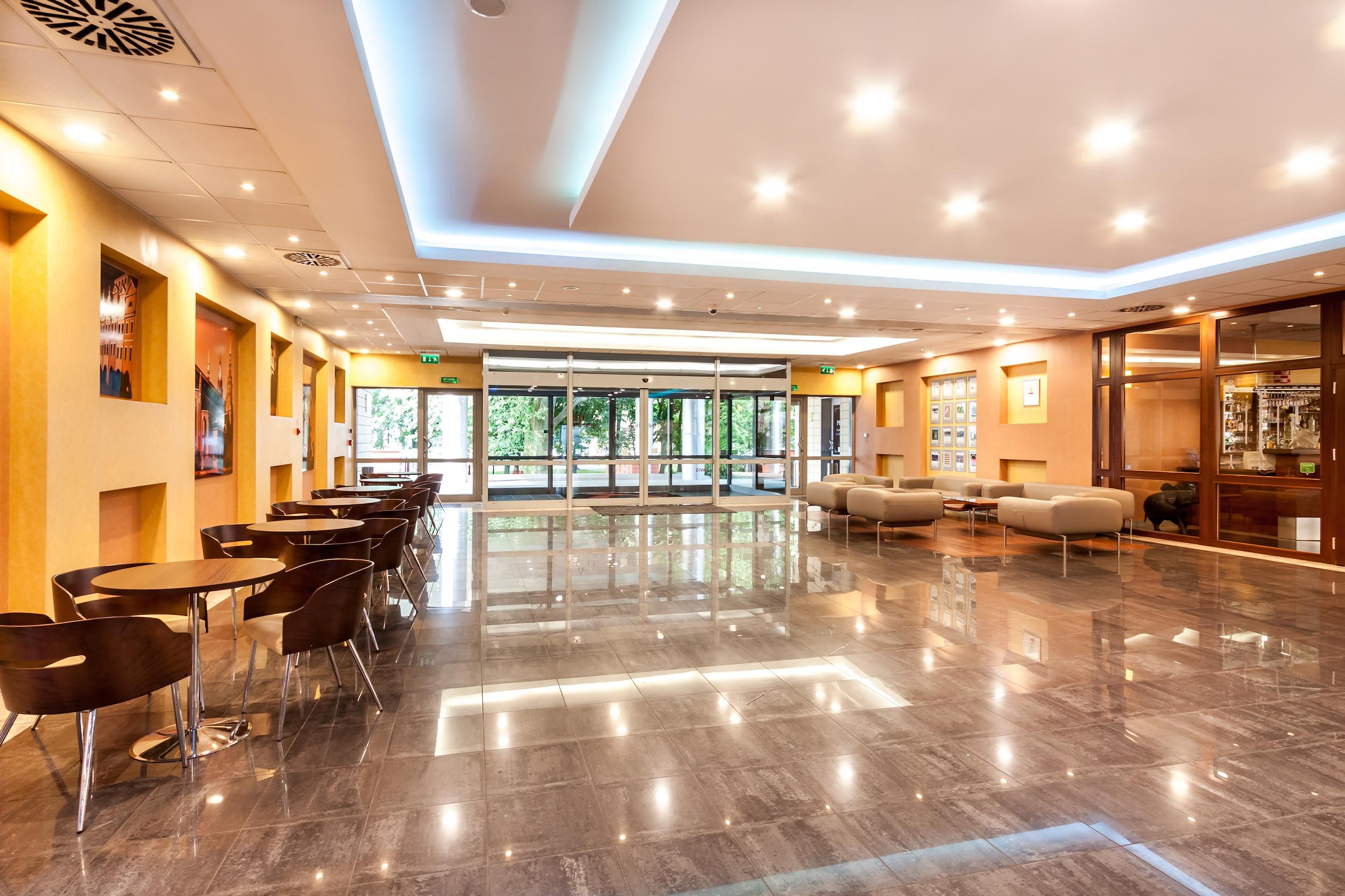 Qubus Hotel Legnica Bagian luar foto