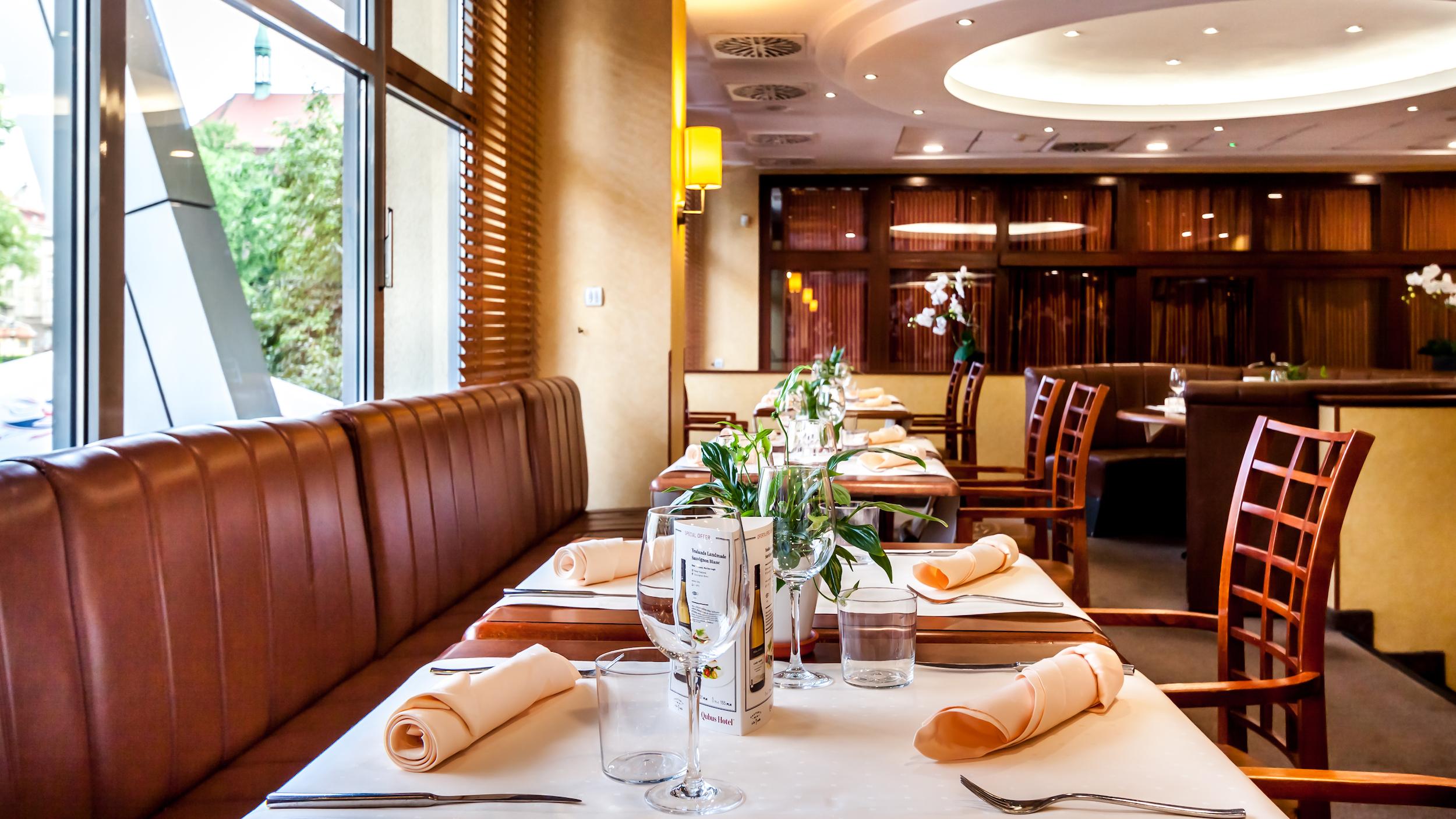 Qubus Hotel Legnica Bagian luar foto