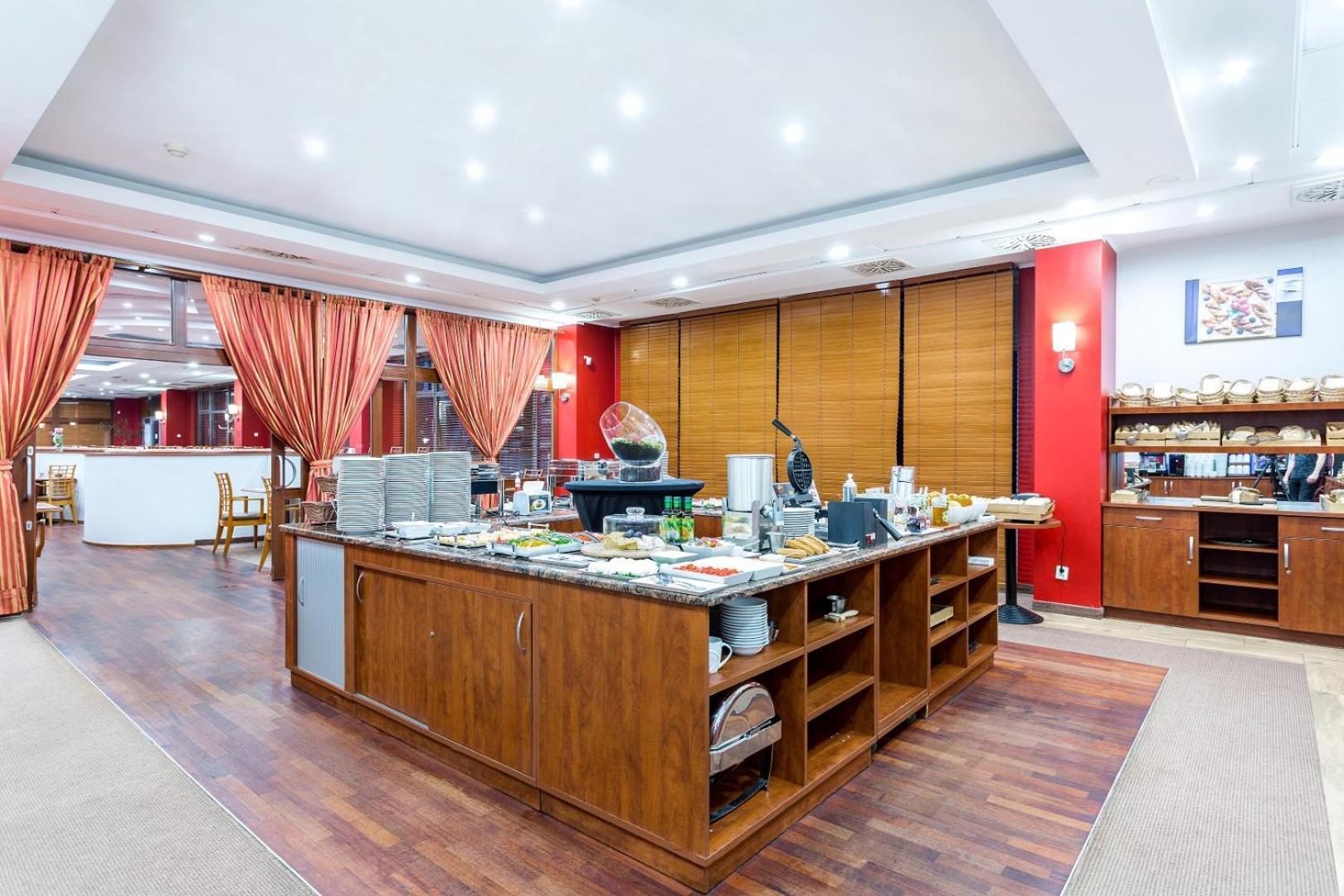 Qubus Hotel Legnica Bagian luar foto