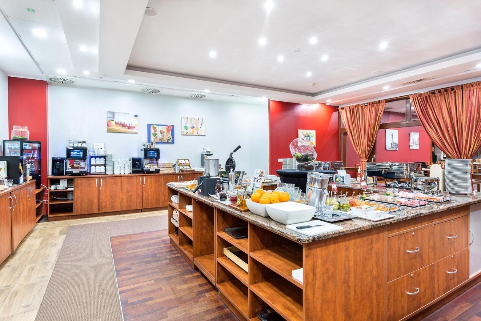 Qubus Hotel Legnica Bagian luar foto