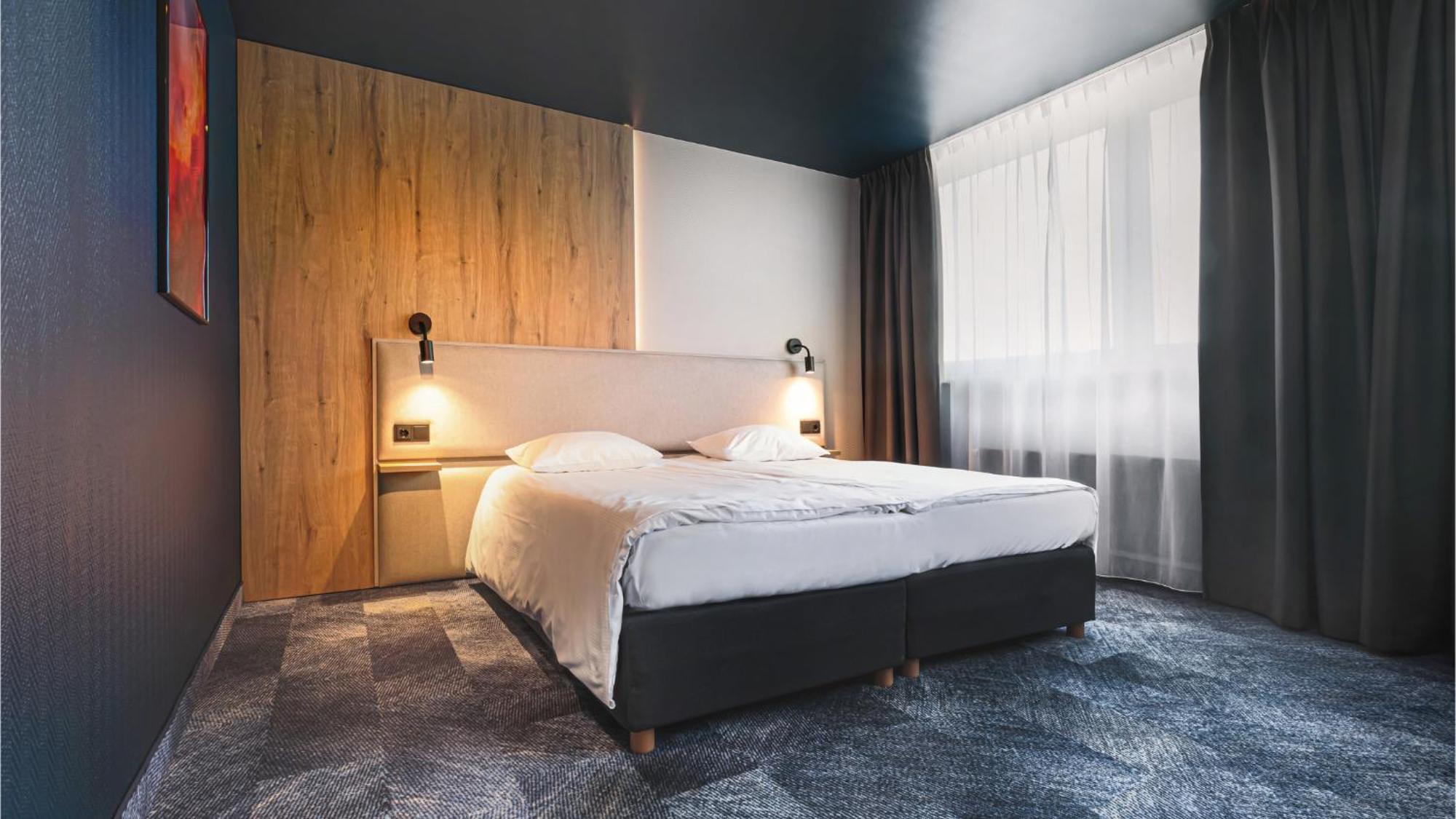 Qubus Hotel Legnica Bagian luar foto