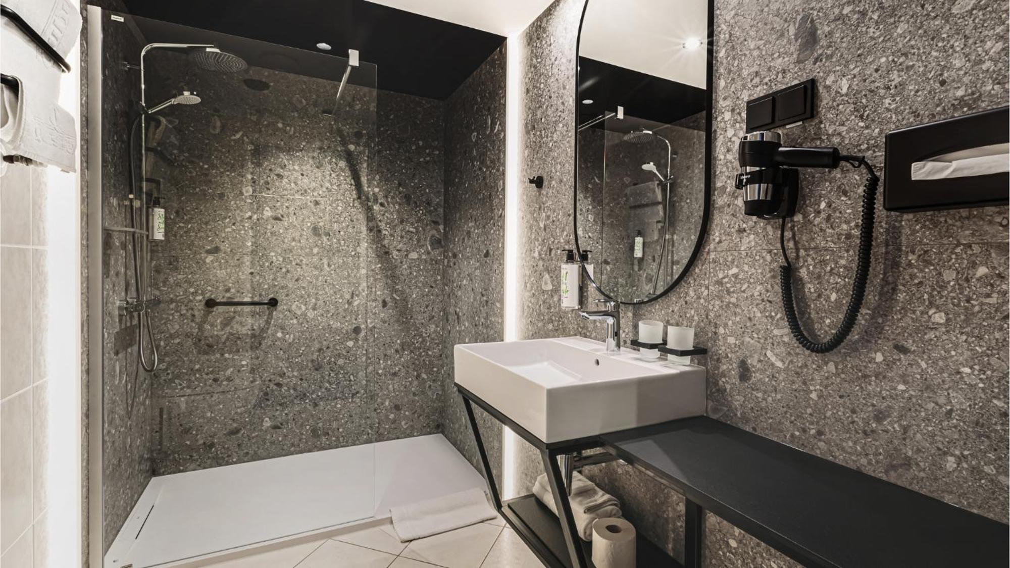 Qubus Hotel Legnica Bagian luar foto