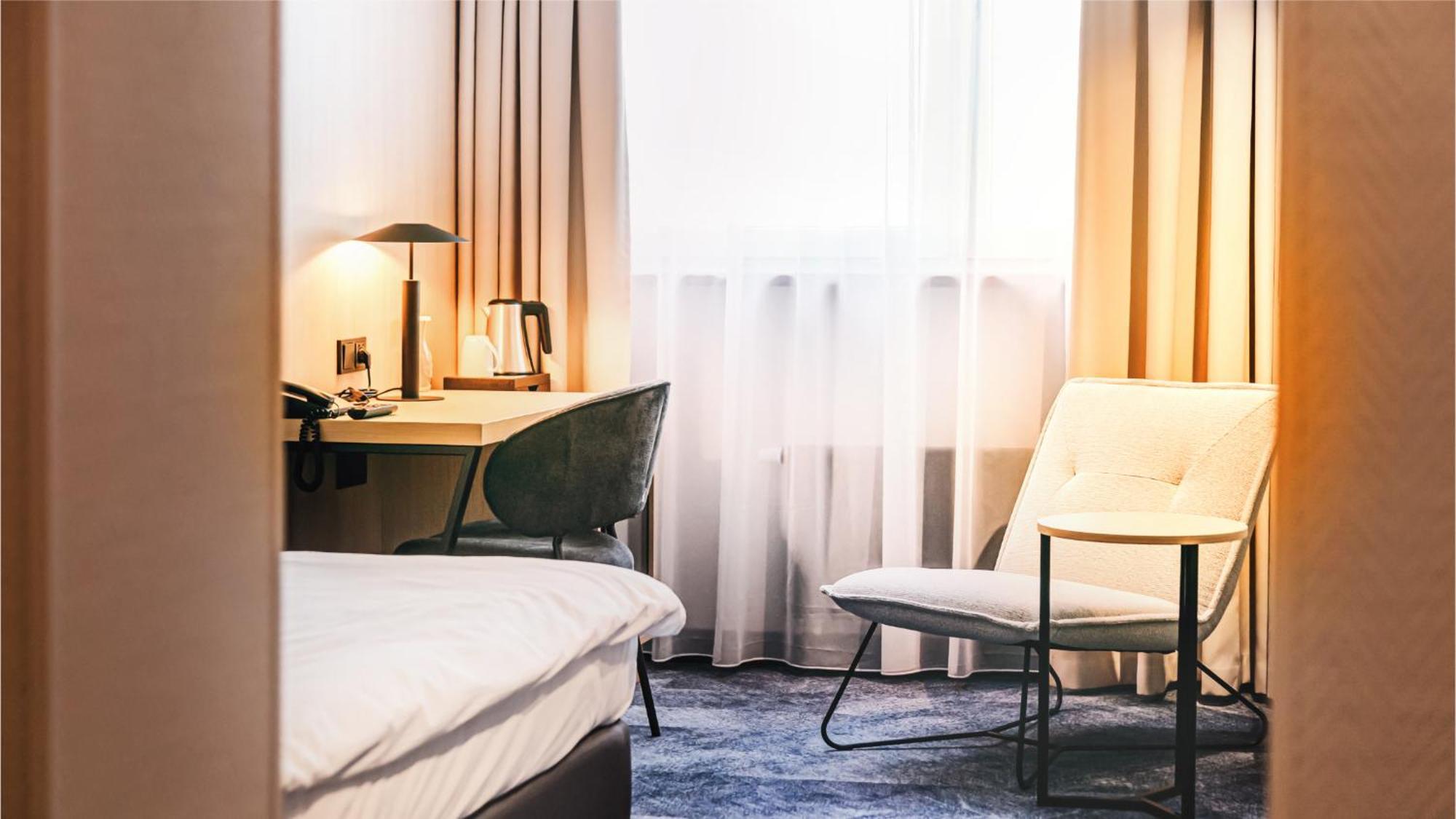 Qubus Hotel Legnica Bagian luar foto