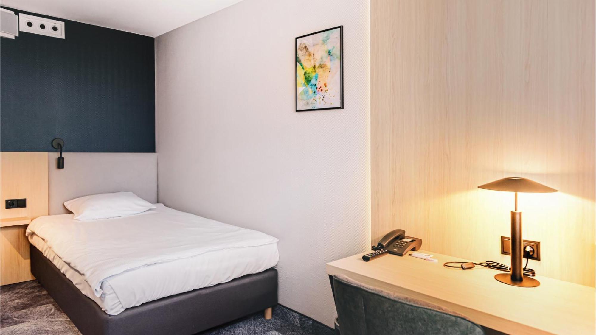 Qubus Hotel Legnica Bagian luar foto