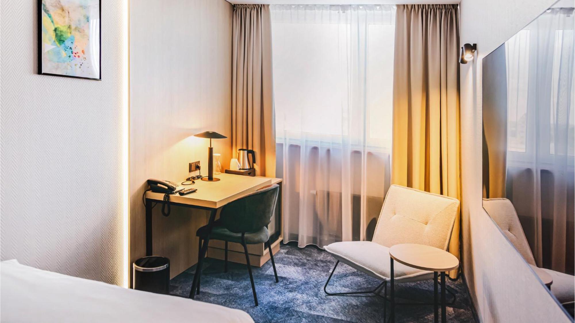 Qubus Hotel Legnica Bagian luar foto