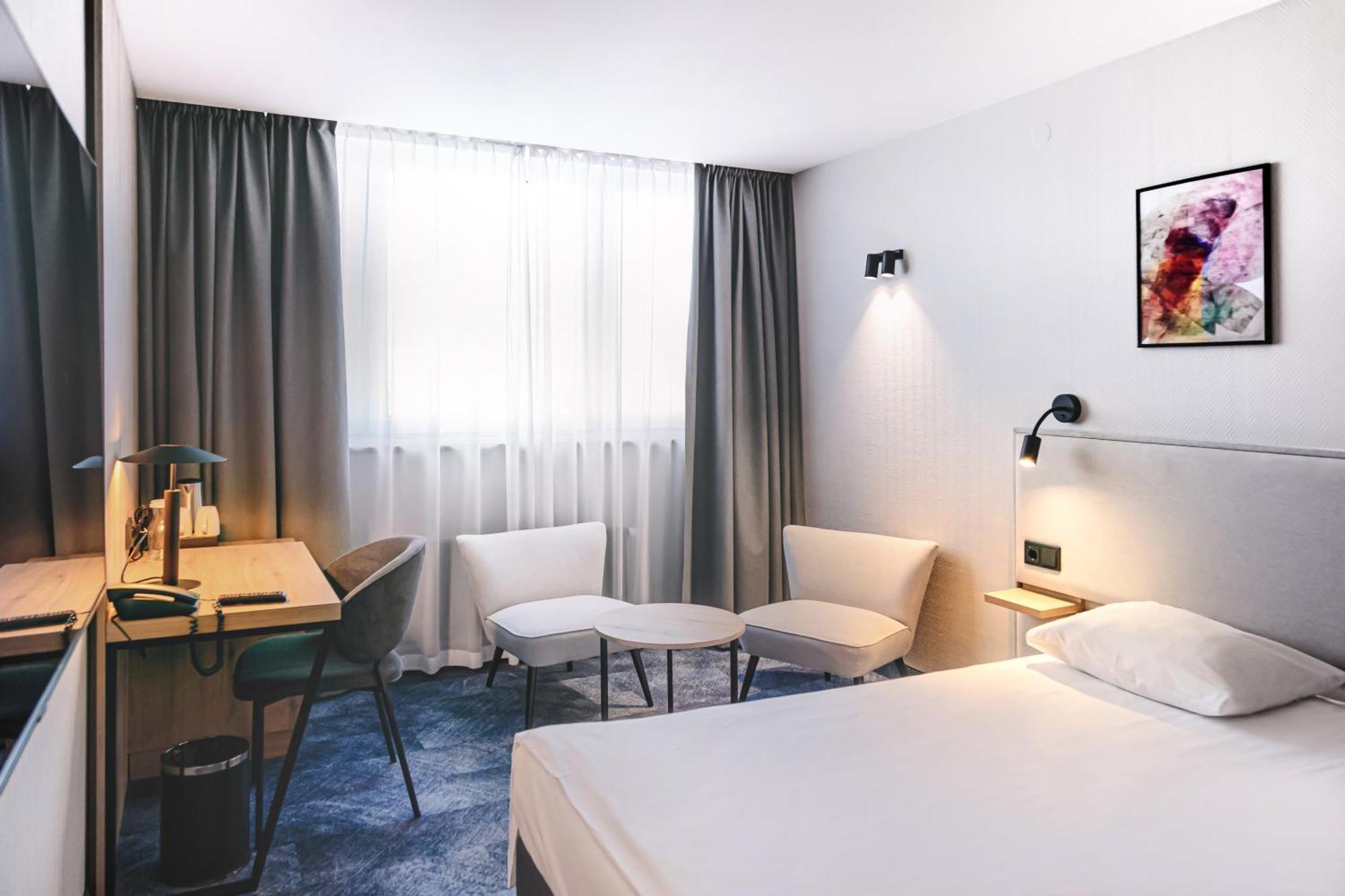 Qubus Hotel Legnica Bagian luar foto