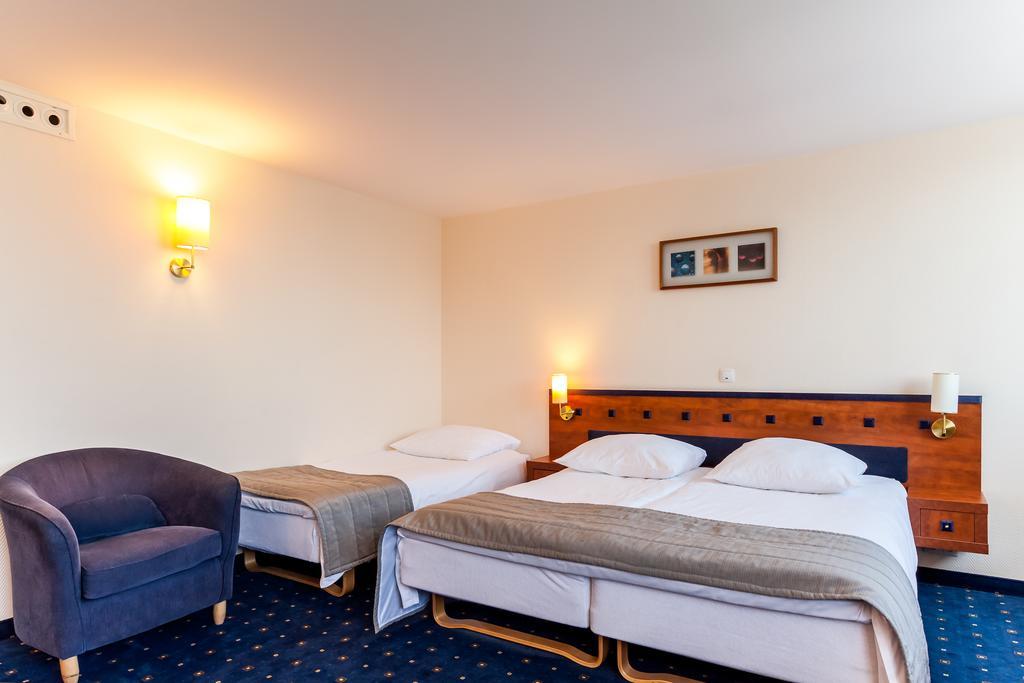 Qubus Hotel Legnica Bagian luar foto
